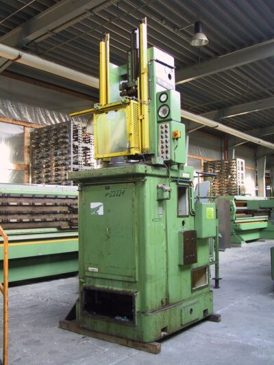 Hersteller: Karl Klink Modell: RSI 16 x 1250 Zugkraft: 16.000kg (160kN) Räumgeschwindigkeit: hydraulisch stufenlos von 1m/min bis 7m/min Hub: 1.250 mm